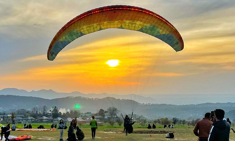 Bir Billing paragliding adventure in Himachal couple tour packages