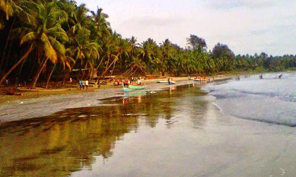 Alibaug beach near Mumbai – golden sands and Kolaba Fort at the Arabian Sea
